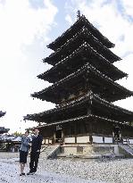 Takaichi, Lee visit Horyu-ji temple