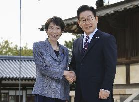 Takaichi, Lee visit Horyu-ji temple
