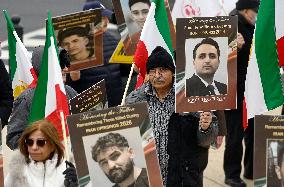 Iranians hold a rally  in Washington DC to call for a change of government in Iran