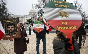 Iranians hold a rally  in Washington DC to call for a change of government in Iran