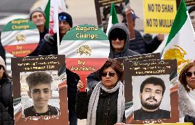 Iranians hold a rally  in Washington DC to call for a change of government in Iran