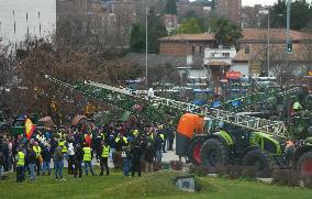 A tractor rally in Valladolid to demand policies that do not destroy the primary sector
