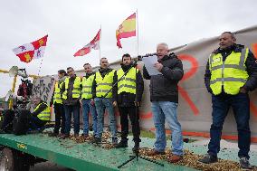 A tractor rally in Valladolid to demand policies that do not destroy the primary sector