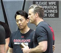 Koizumi, Hegseth take part in training