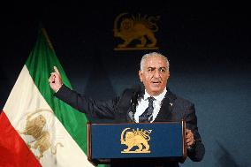 Exiled crown prince Reza Pahlavi speaks at a news conference in Washington DC.