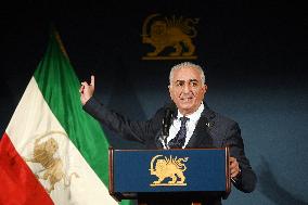 Exiled crown prince Reza Pahlavi speaks at a news conference in Washington DC.