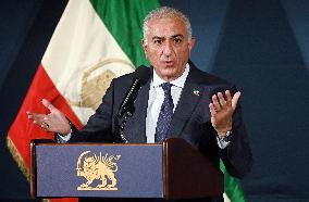 Exiled crown prince Reza Pahlavi speaks at a news conference in Washington DC.