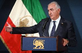 Exiled crown prince Reza Pahlavi speaks at a news conference in Washington DC.