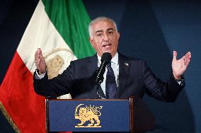 Exiled crown prince Reza Pahlavi speaks at a news conference in Washington DC.