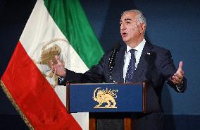 Exiled crown prince Reza Pahlavi speaks at a news conference in Washington DC.