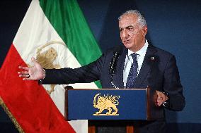 Exiled crown prince Reza Pahlavi speaks at a news conference in Washington DC.