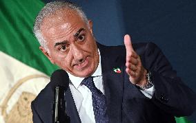 Exiled crown prince Reza Pahlavi speaks at a news conference in Washington DC.