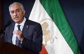 Exiled crown prince Reza Pahlavi speaks at a news conference in Washington DC.