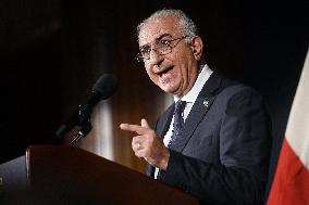 Exiled crown prince Reza Pahlavi speaks at a news conference in Washington DC.