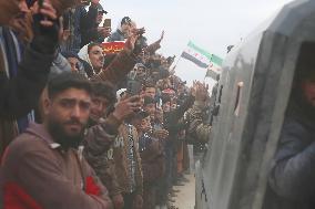 Civilians Welcome Syrian Army After SDF Withdraw - Syria