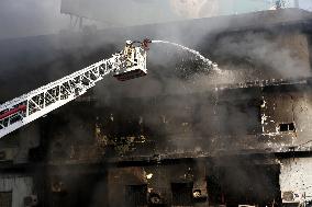 Fire Destroys Shopping Mall - Pakistan