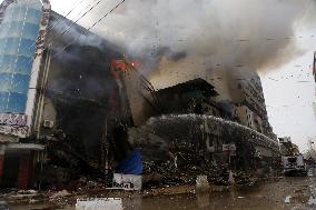 Fire Destroys Shopping Mall - Pakistan
