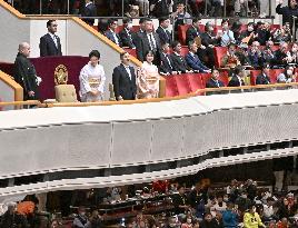 Emperor watches New Year sumo tournament