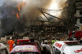 14 Dead in Shopping Center Fire - Pakistan