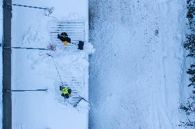 Roof snow removal
