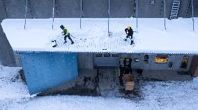 Roof snow removal