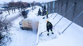 Roof snow removal