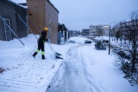 Roof snow removal