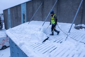 Roof snow removal