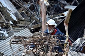 14 Dead in Shopping Center Fire - Pakistan