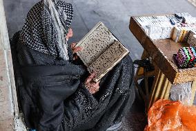 Elderly Vendor Refuses to Sell Until Daily Quran Recitation is Complete - Iraq