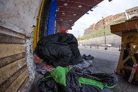 Elderly Vendor Refuses to Sell Until Daily Quran Recitation is Complete - Iraq