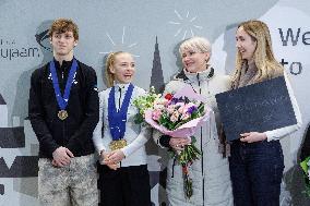 Estonian figure skaters returning from the European Championships in Sheffield