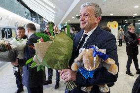 Estonian figure skaters returning from the European Championships in Sheffield