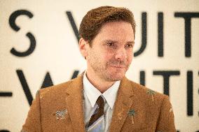 PFW Louis Vuitton Photocall EB