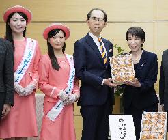 Japan PM Takaichi presented dried persimmons