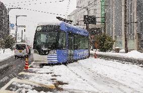 Streetcar derails amid snow in Toyama Pref.