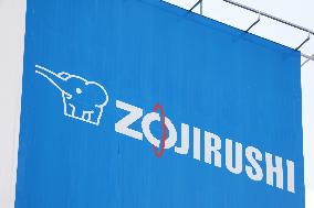 Zojirushi Mahobin signboard and logo