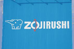 Zojirushi Mahobin signboard and logo