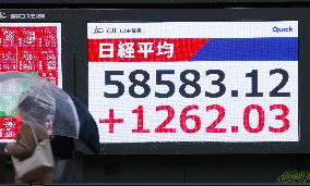 Nikkei stock index ends at record high