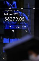 Tokyo stocks tumble