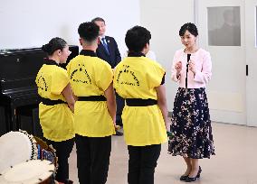 Princess visits school for Brazilians in Shizuoka Pref.