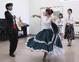 Princess visits school for Brazilians in Shizuoka Pref.