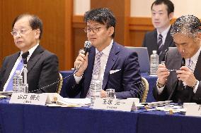 Roundtable Discussion Between the Japan Association of Corporate Executives and the Japanese Trade Union Confederation