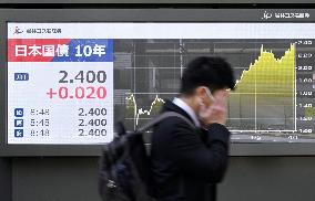 Yield on key gov't bond tops 2.4%