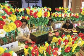 Imitation chrysanthemum production in western Japan