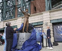 Baseball: Mariners unveil statue of Hall of Famer Ichiro