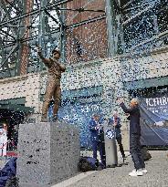 Baseball: Mariners unveil statue of Hall of Famer Ichiro