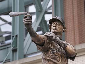 Baseball: Mariners unveil statue of Hall of Famer Ichiro