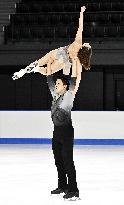 Miura-Kihara pair performs at Mao Rink for new employees