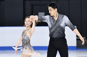 Miura-Kihara pair performs at Mao Rink for new employees